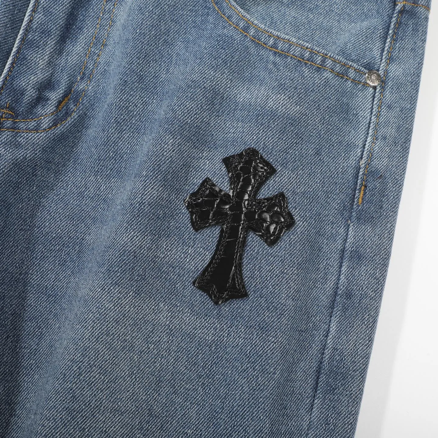 P240 Chrome hearts print stitching black leather classic washed jeans. Really restores the ultimate vintage texture. Three-dimensional version. Loose and comfortable, not picky on the figure. Looks taller and slimmer. Factory precision. Original factory quality control. Same style for men and women. Can be matched with couples. Versatile recommendation. Must-have jeans for all seasons. Fashionistas have been disappointed. From the quality selection of fabrics, the tailoring of details, and the matching of patterns, they are all impeccable! The upper body is so handsome when worn...it can be easily worn by men, women and children! The craftsmanship is made of heavy-duty washed pure cotton denim fabric. After washing, it is soft and thick. It is very stylish when worn on the body. Color: blue Size: 28 30 32 34 36